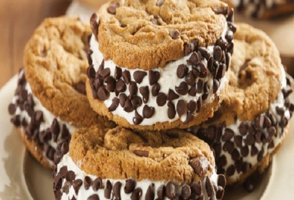 طرز تهیه شیرینی شکلاتی بستنی دار