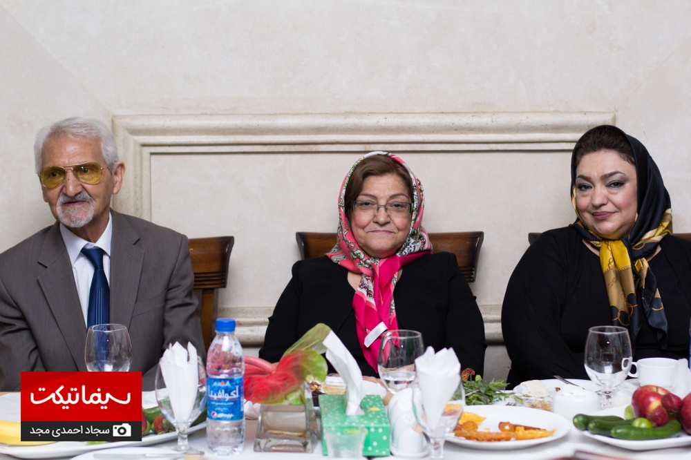 جشن تولد بهنوش بختیاری در یک رستوران با حضور هنرمندان مشهور و خانواده تولد بهنوش بختیاری در یک رستوران