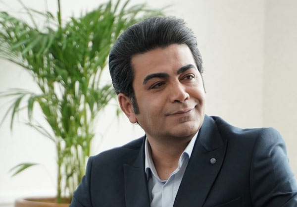 فرزاد حسنی