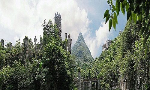 این قلعه که زمینی حدود 20 هکتار را به خود اختصاص می دهد قلعه ی سنگی در چین