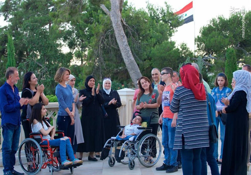 دیدار همسر بشار اسد با دانشآموزان معلول! همسر اسد با دانشآموزان معلول