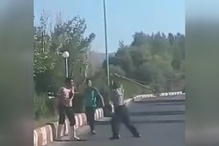 نزاع خیابانی وحشتناک با بیل در مشکین شهر! + فیلم نزاع خیابانی در مشکین شهر