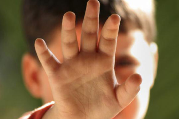 بدرفتاری یک پدر با فرزند خردسالش