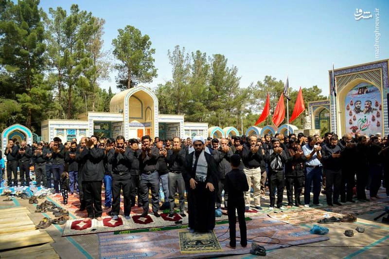 نماز ظهر عاشورا در مقبره شهید حججی
