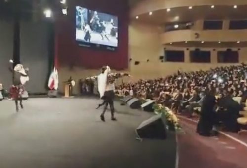 رقص دختران مقابل نجفی