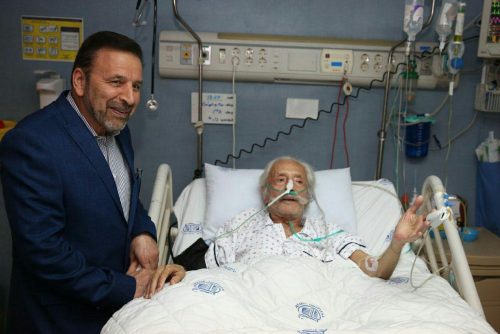 مشایخی روی تخت بیمارستان