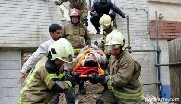 انتقال کارگر به بیمارستان ساختمان دو طبقه