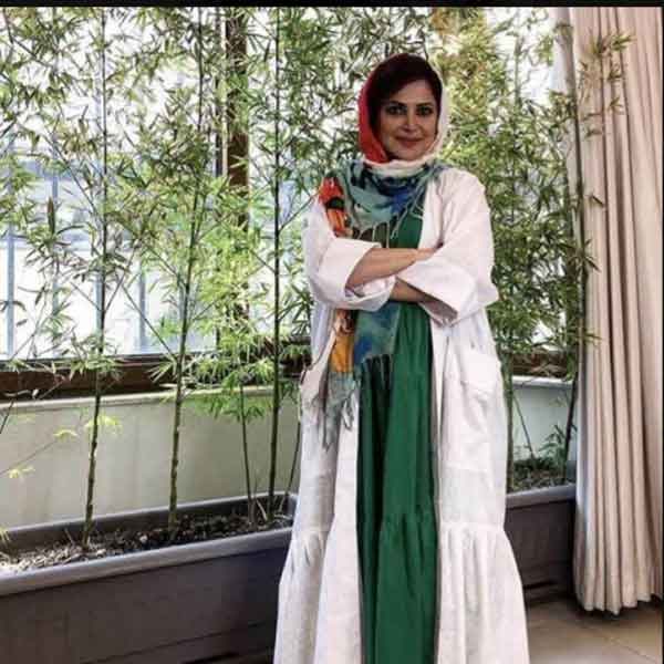 استایل جدید کمند امیرسلیمانی در کنار گلدان های زیبای خانه اش استایل جدید کمند امیرسلیمانی در کنار گلدان های زیبای خانه اش