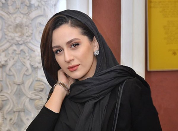 میترا رفیع در خانه