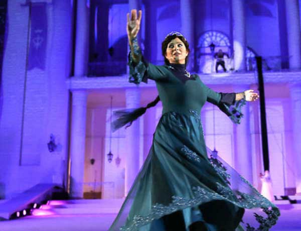 سحر دولتشاهی و هنرنمایی در نمایش سی