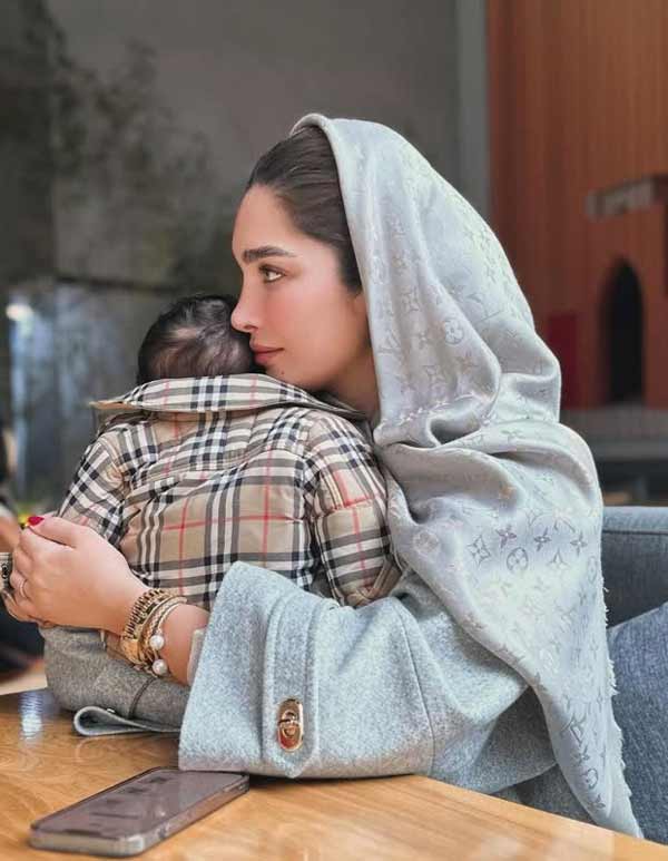 آیحان چلبیان لو فرزند دکتر و همسر مزون دارش اناشید