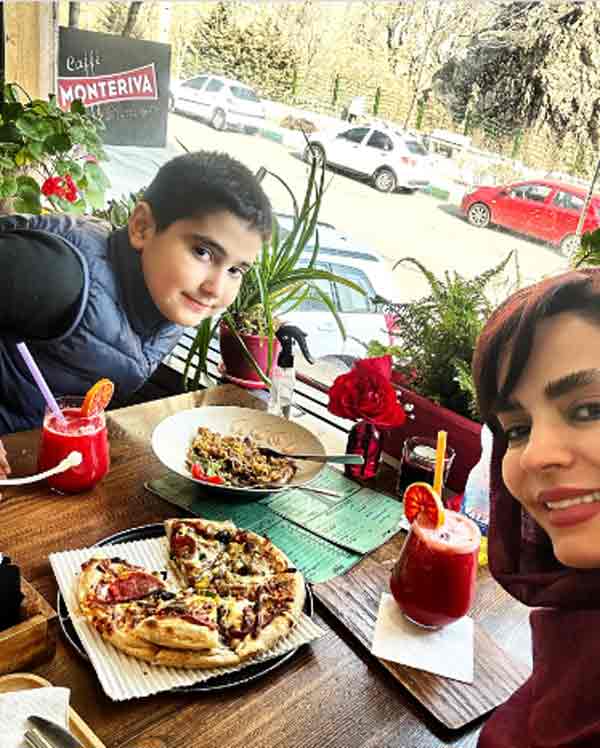 کافه گردی مادر پسری سپیده خداوردی و پسرش بعد از یک کوهنوردی جانانه در هوای آزاد