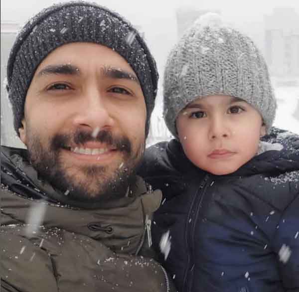 عکس برفی بازیگر سریال زمانه و پسرش