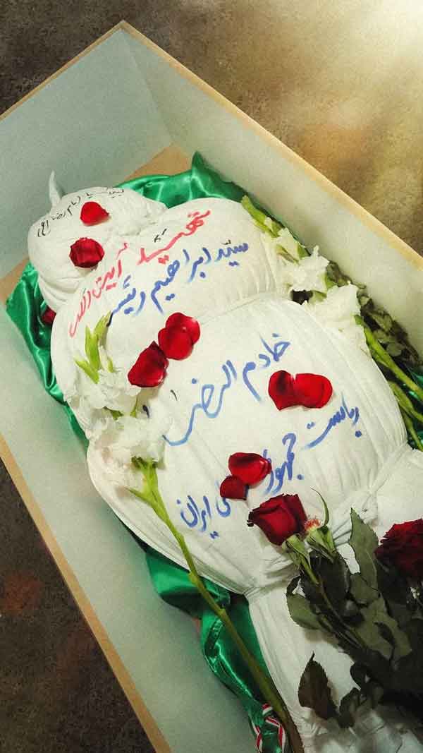 عکسی از پیکر کفن‌پوشِ رئیس‌جمهور فقید ایران