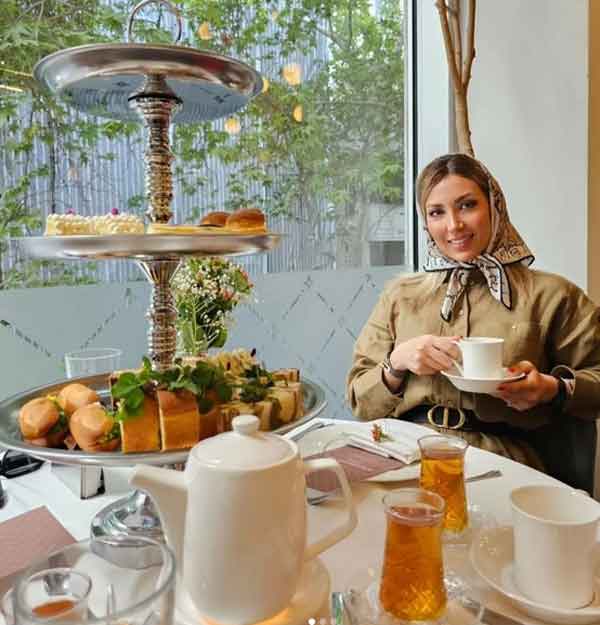 چیدمان شیک میز همسر بهرام رادان