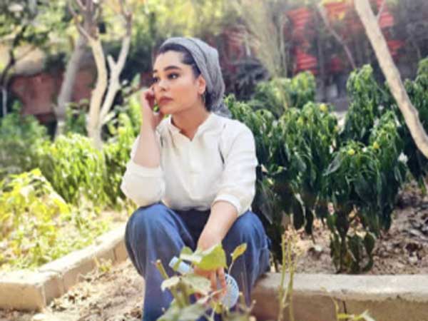 بازیگر سریال گیسو در یک فضای دنج و زیبا