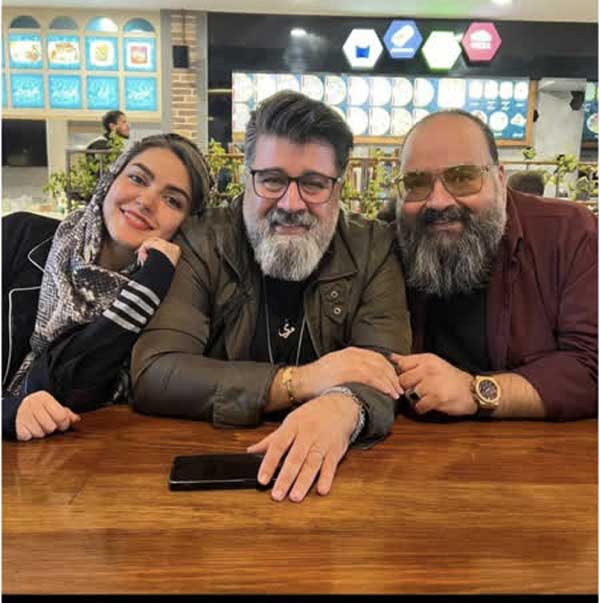 قابی از خواننده مشهور ایرانی در کنار همسر و برادرش