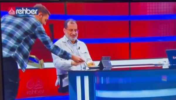 پخش شیرینی در برنامه زنده ترکیه