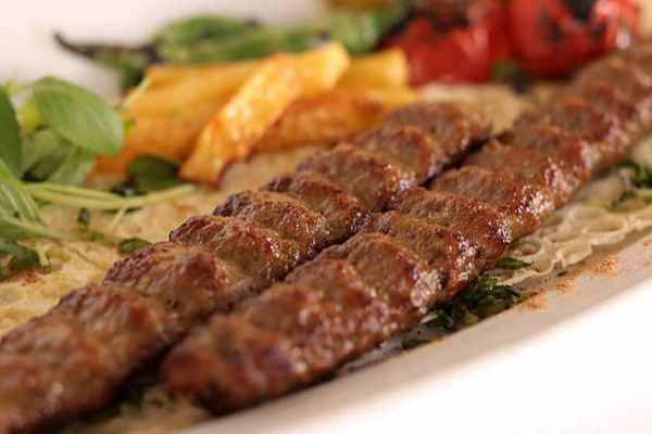 درست کردن کباب های کوبیده