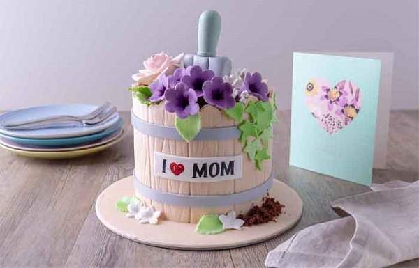 کیک روز مادر تزئین شده با گل‌های آزاد: