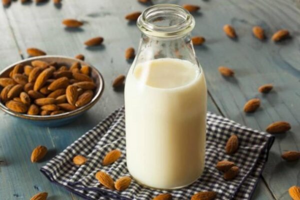 فواید شیر بادام 