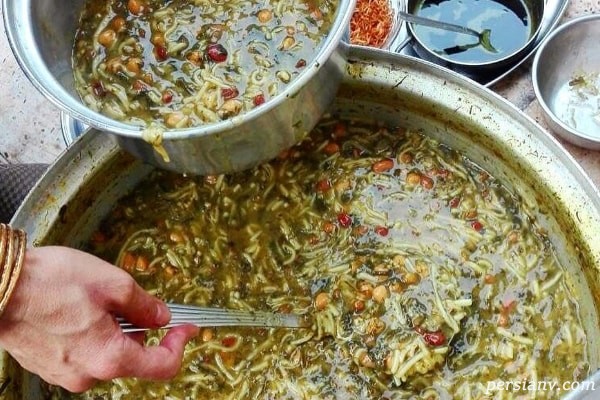 روغن داخل آش رشته باید به اندازه کافی باشد چون به جا افتادن آش کمک می کند. سبزی آش کدام است