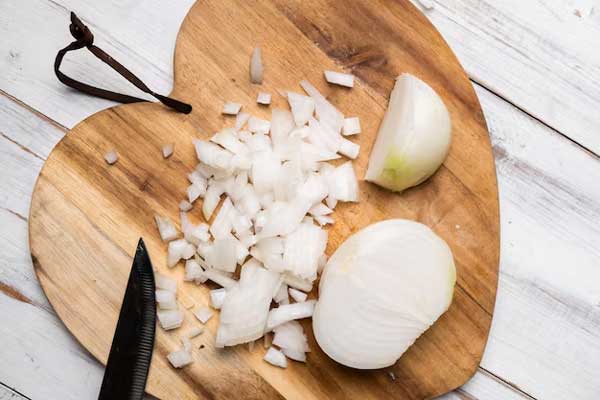 چگونه پیاز را خرد و نگینی کنیم