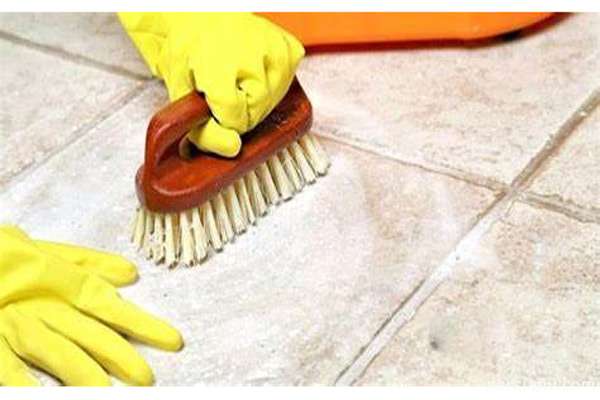 چگونه خط روی سرامیک را پاک کنیم؟ ۵ ترفند خانگی و فوری (بدون آسیب)