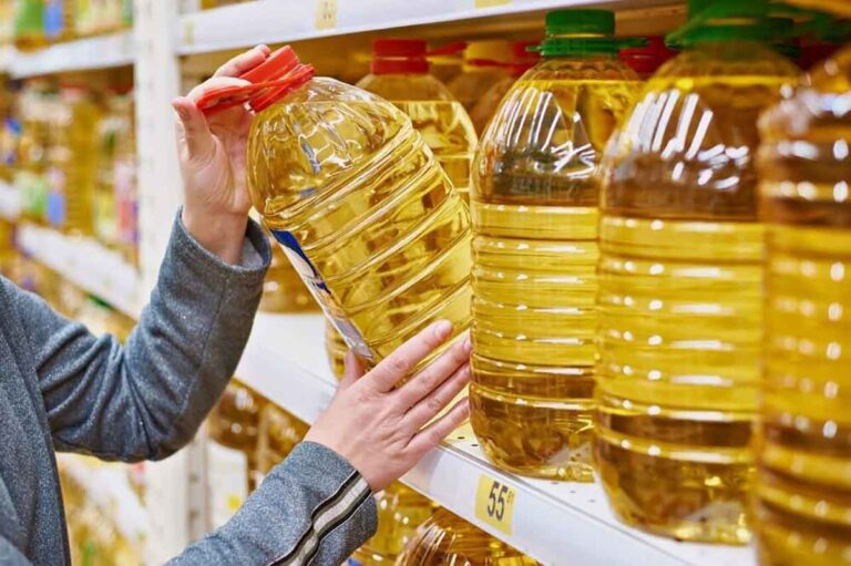 نگهداری روغن در بطری ؛ روغن نباتی در بطریهای مات یا شفاف؟ بدنه بطری در روغن حل میشود؟