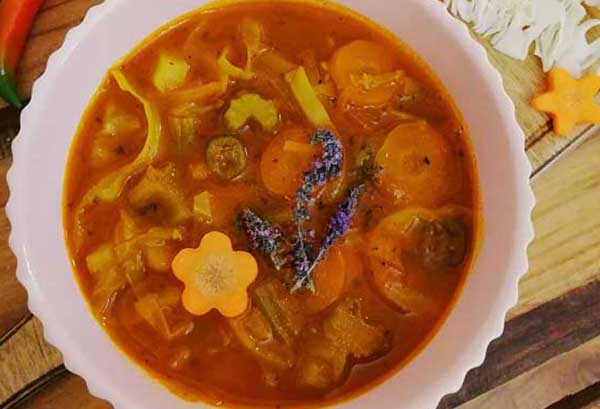 طرز تهیه سوپ سبزیجات با کلم سفید