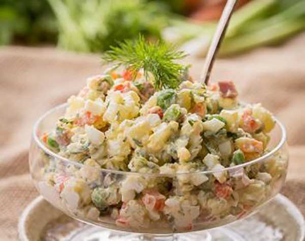 طرز تهیه سالاد‌ الویه رژیمی