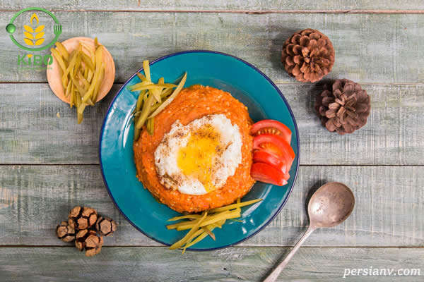 میرزا قاسمی با سبزی خوردن و شربت بهار نارنج