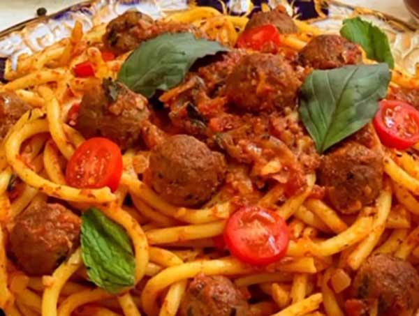 طرز تهیه اسپاگتی با سس گوجه و میت بال ، یک غذای آسان و خوشمزه