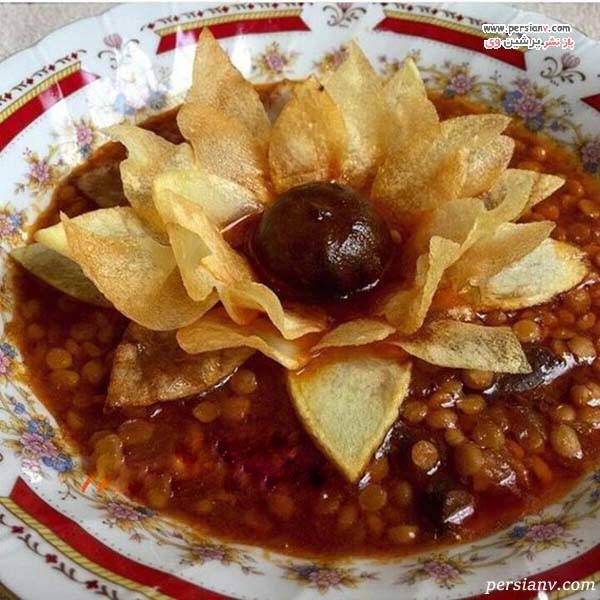 قیمه مجلسی با چیپس ها خونگی به شکل گل تزیین قیمه مجلسی