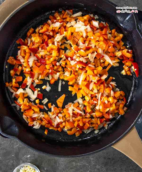 تفت دادن پیاز و فلفل طرز تهیه املت منه من