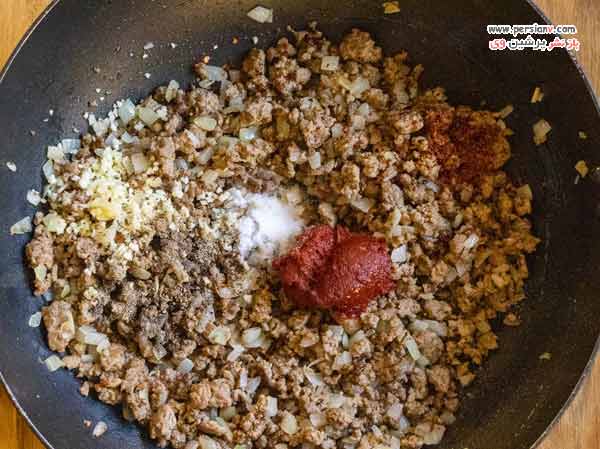 تفت دادن گوشت با رب و ادویه کباب روی بادمجان