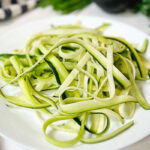 طرز تهیه نودل با کدو سبز