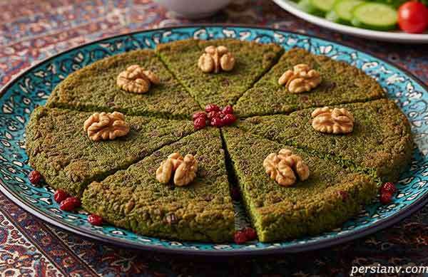 تزیین و سرو نهایی در طرز تهیه کوکو سبزی مجلسی