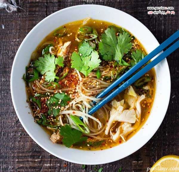 طرز تهیه سوپ مرغ لیمو و زنجبیل ، با تاثیر احساس بهتر در گلودرد و گرفتگی سر و بینی