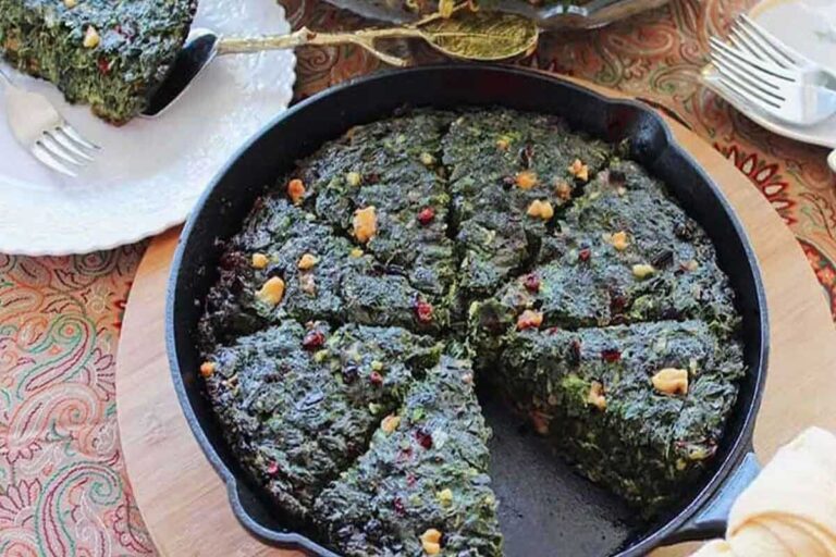 کوکوی تره ؛ طرز تهیه کوکوی تره با گردو و زرشک | طعمی دلچسب و خاطره‌انگیز