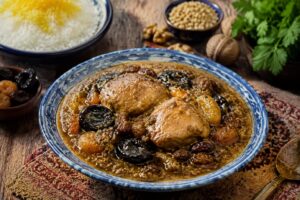 طرز تهیه خورشت متنجن گیلانی؛ خورش خوشمزه با مرغ، گردو و انواع آلو