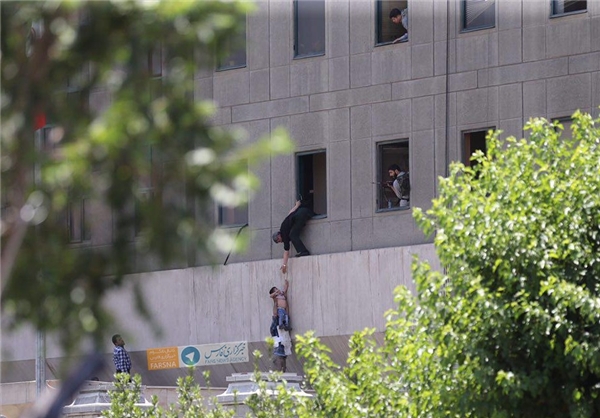 پیکر یکی از حادثه دیدگان تیراندازی مجلس به بیرون از ساختمان منتقل شد