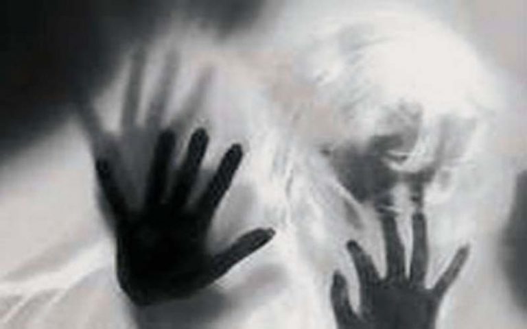 از مدتی پیش مژگان را زیر نظر داشتم و میدانستم تنها زندگی میکند