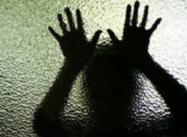 جوان هنگام شب که با دختر فریب خورده تنها بود …