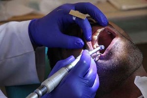 دندانپزشک قلابی کرج به دام پلیس افتاد!