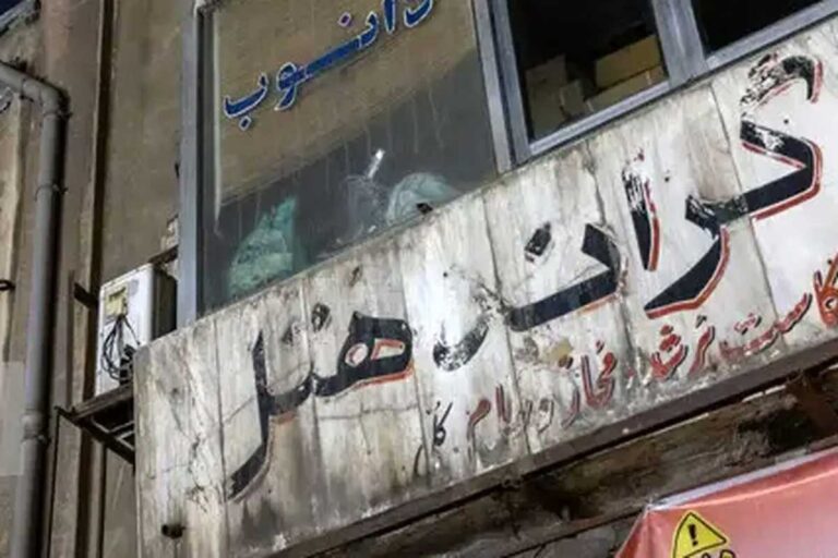 شعلههای آتش به جان «گراند هتل», قدیمیترین هتل ایران افتاد / خاکستر شدن تاریخ در قلب لالهزار