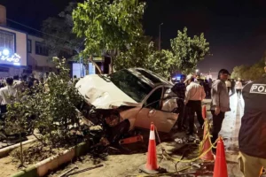 جزئیات برخورد خودرو با جمعیت در بلوار وکیل‌آباد / اولین تصاویر از جان‌باختگان