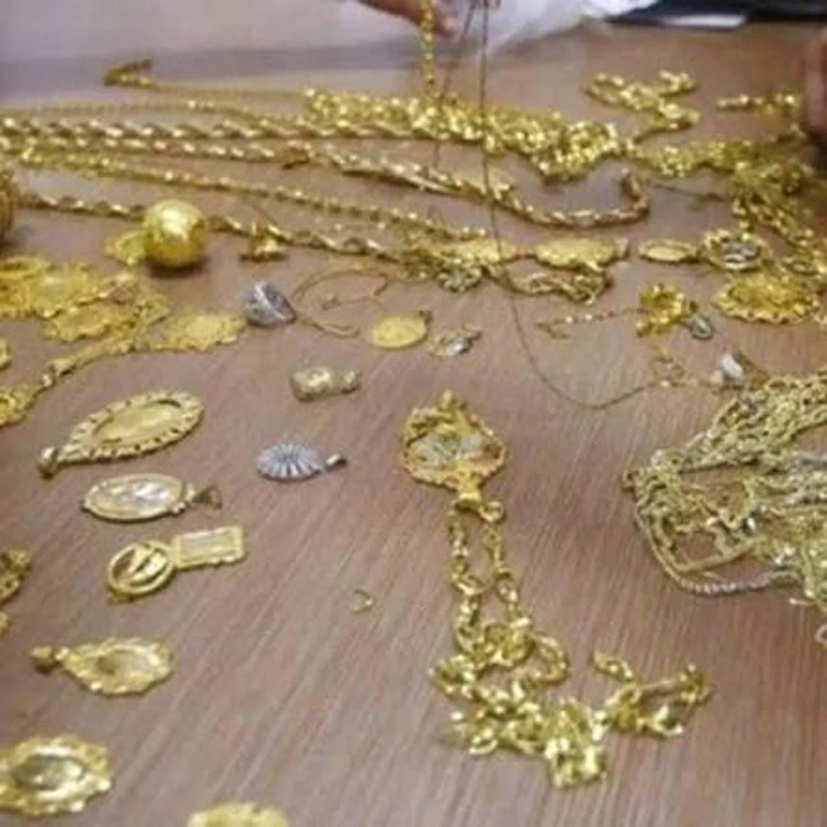انتقام میلیاردی عروس جوان از خانواده شوهر با ترفند «طلاهای بدل»! + عکس