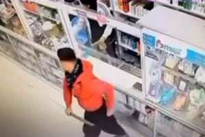 شمشیرکشی در سوپرمارکت منجر به قطع عضو فروشنده شد! / فاجعه در تنکابن + عکس