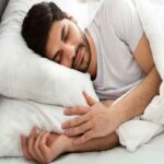 روش صحیح خوابیدن ؛ حالت «دعا» برای محافظت از شانهها